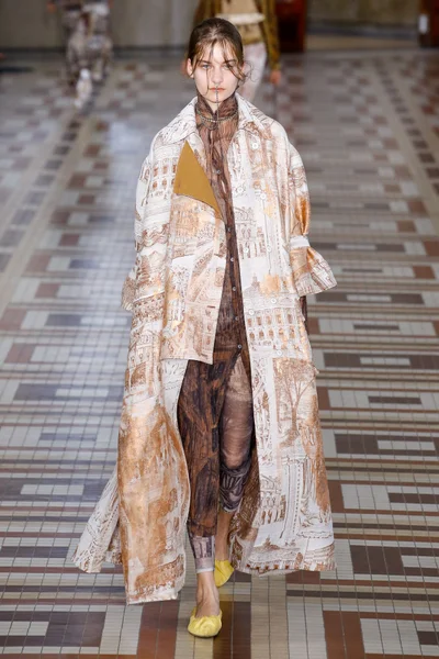 Look 32